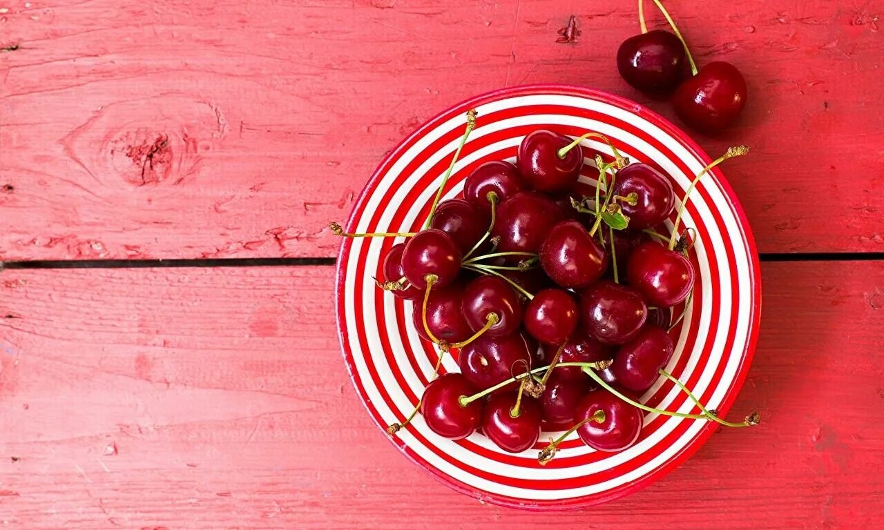 Под вишней. Девушка с черешней. Черешня на столе. Черешня во сне. Женщина ест черешню.