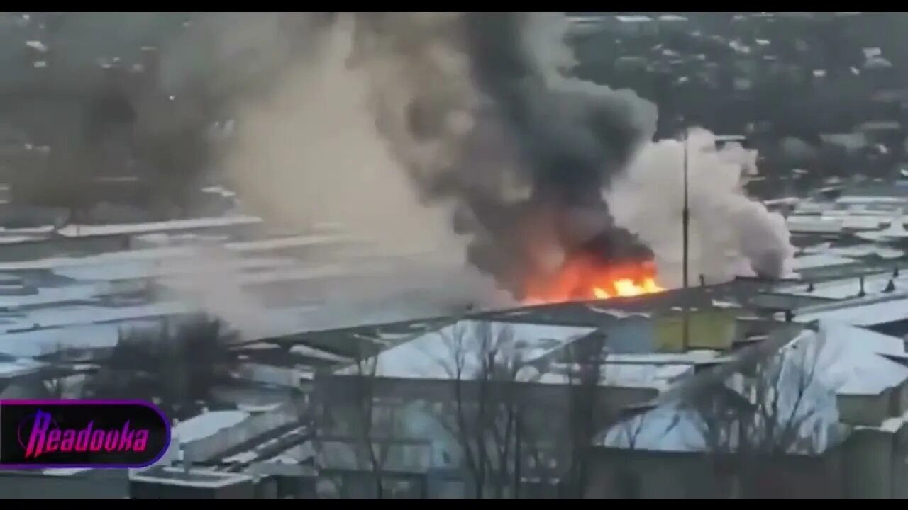 В донецке горит тц. Донецк маяк обстрел. рынок маяк донецк. донецк горит. маяк рынок сгорел донецк.