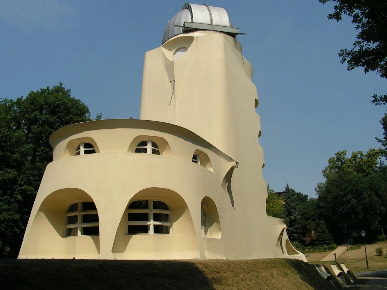 Башня-обсерватория эйнштейна в потсдаме. Башня обсерватория. Башня эйнштейна в потсдаме. Эрих мендельсон, башня-обсерватория эйнштейна. Башня эйнштейна бранденбург.