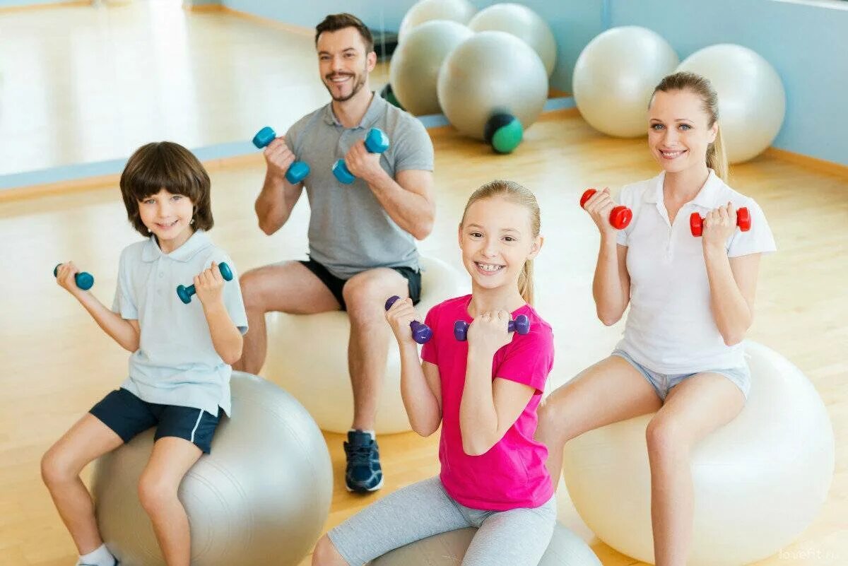 Спортивная семья. Спортивные дети. Фитнес для детей и взрослых. Физкультура в семье.