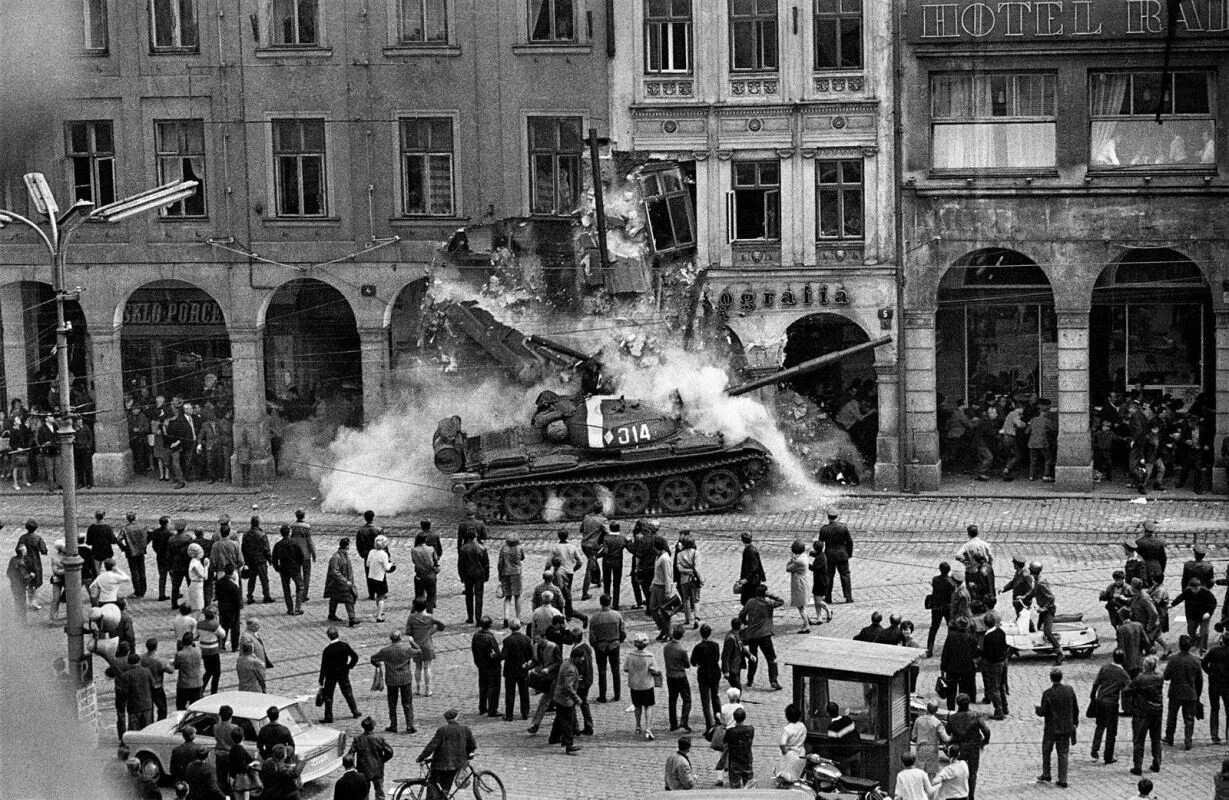 Чехословакия люди. Операция «Дунай». Чехословакия, 1968 год.. Вторжение в Чехословакию 1968.