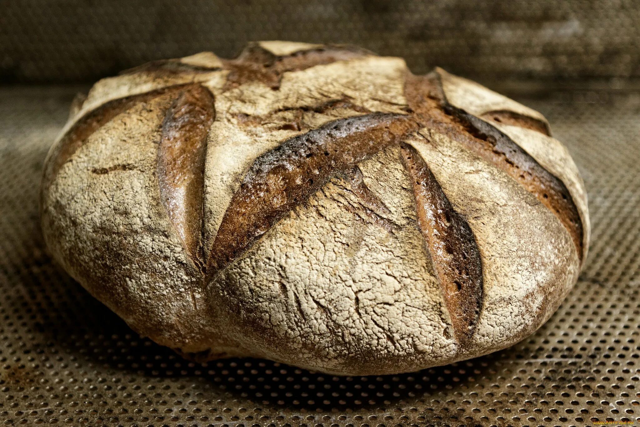 Хлеб. Хлеб Буханка. Буханка хлеба на темном фоне. Полотно хлеб.