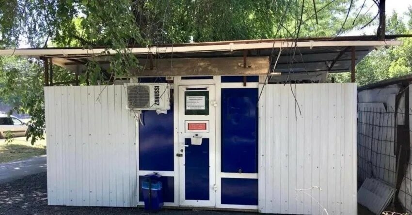 Блондинка сбрасывает балласт в общественном сральнике