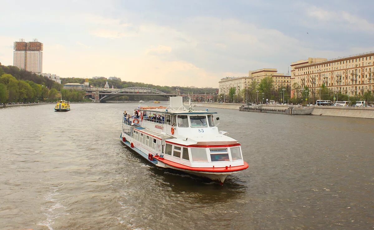 Покататься на трамвайчике в москве. Теплоход Москва река. Теплоходная прогулка Москва. Прогулка Москва река Речной трамвай. Речной теплоход Москва.