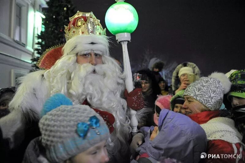 Дед мороз встречается с гостями которые приехали. Как дед Мороз блогером стал в Армаде Краснообск.