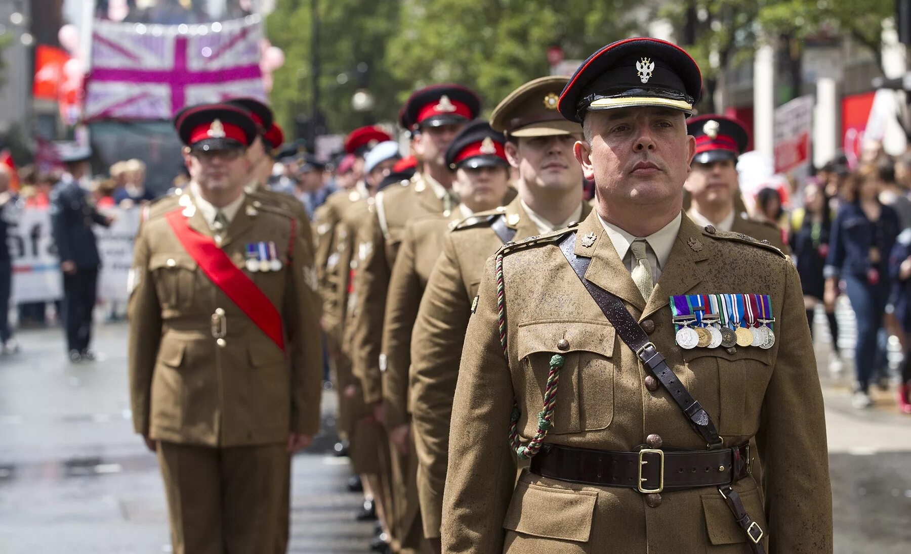 Какие войска есть в сша. Военная форма Великобритании. Солдаты на параде. Британская армия. Современная Британская армия.