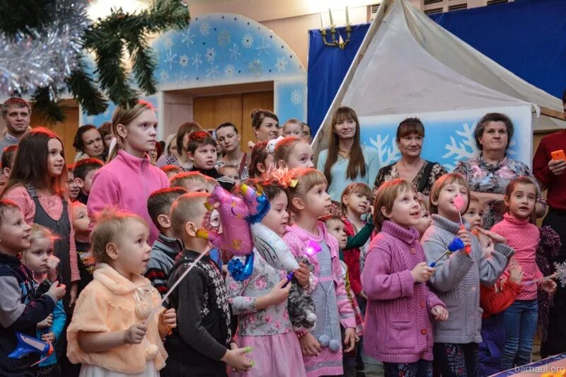 Елка для детей из многодетных семей. Новогодние каникулы. Новогодняя елка фото. Новый год многодетные празднуют. Губернаторская елка 2022 екатеринбург.