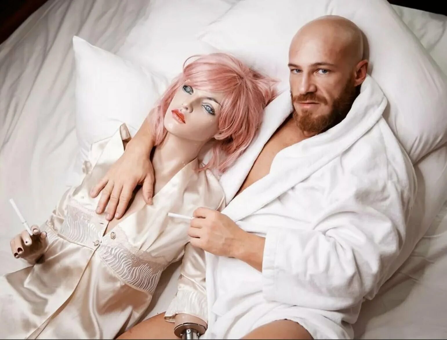 девушка с куклой мужчиной. масаюки озаки. кукольная парочка. резиновая женщина. резиновая кукла для мужчин.