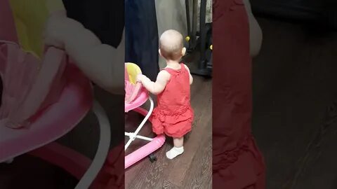 Видео ребенок ходит