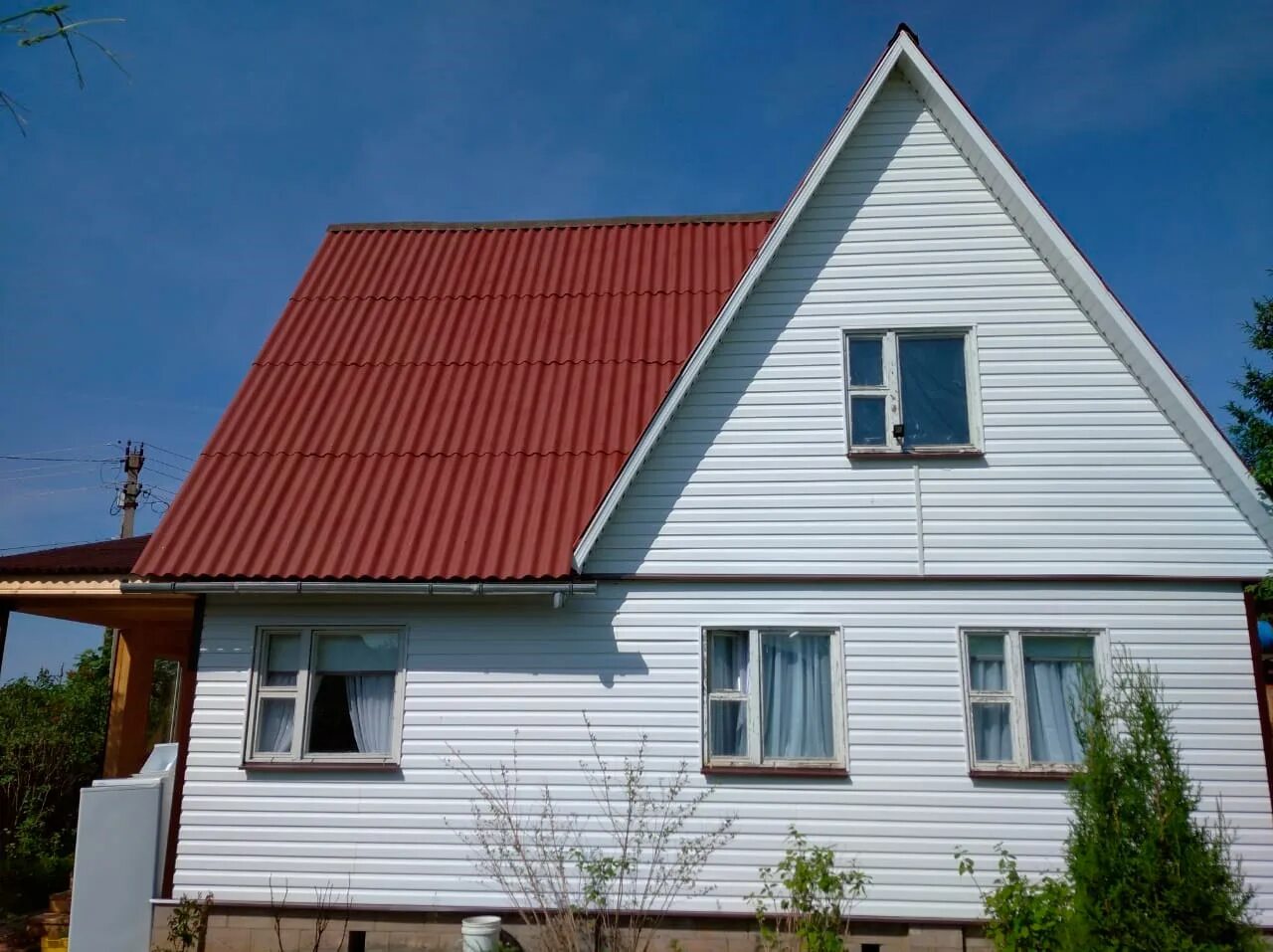 Дом квадратный крыша покраска. Покраска крыши дома. Дом крыша покрасить. Крыша из шифера. Покраска металлической крыши.