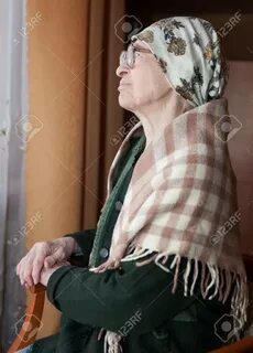 Бабушка сидит на полу