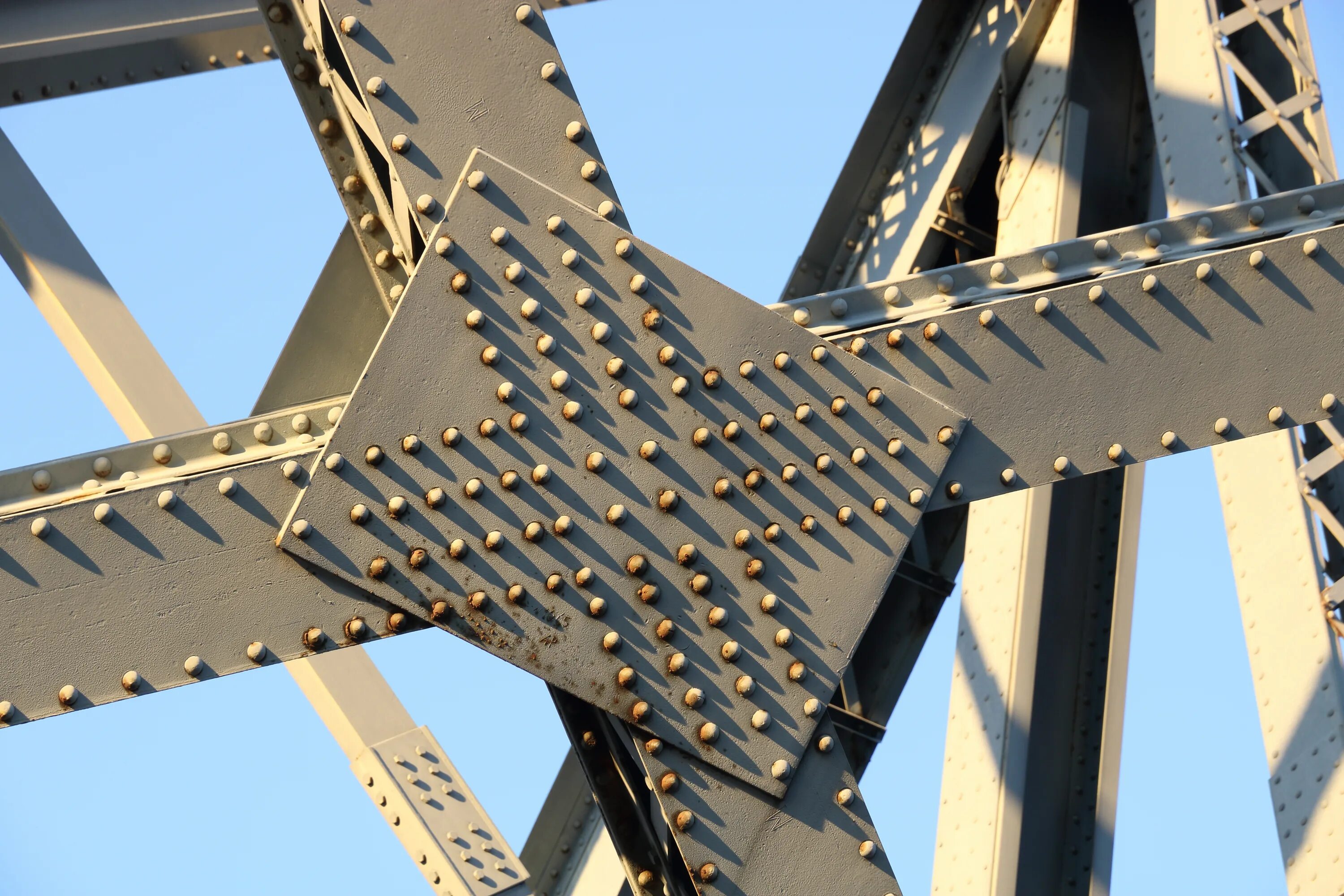 Соединение металлических элементов. Клепаный металлические конструкции. Металлические конструкции мостов. Мост металлоконструкции. Строительные металлические конструкции.