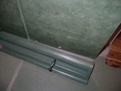 В ванной делают плинтус