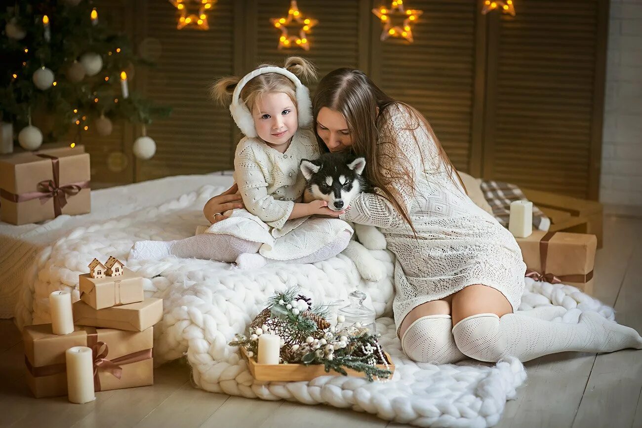 Новогодняя фотосессия. Стильная Новогодняя фотосессия. Новогодняя фотосессия в бежевом стиле. Новогодняя фотосессия на кровати. Новогодняя фотосессия семейная на кровати.