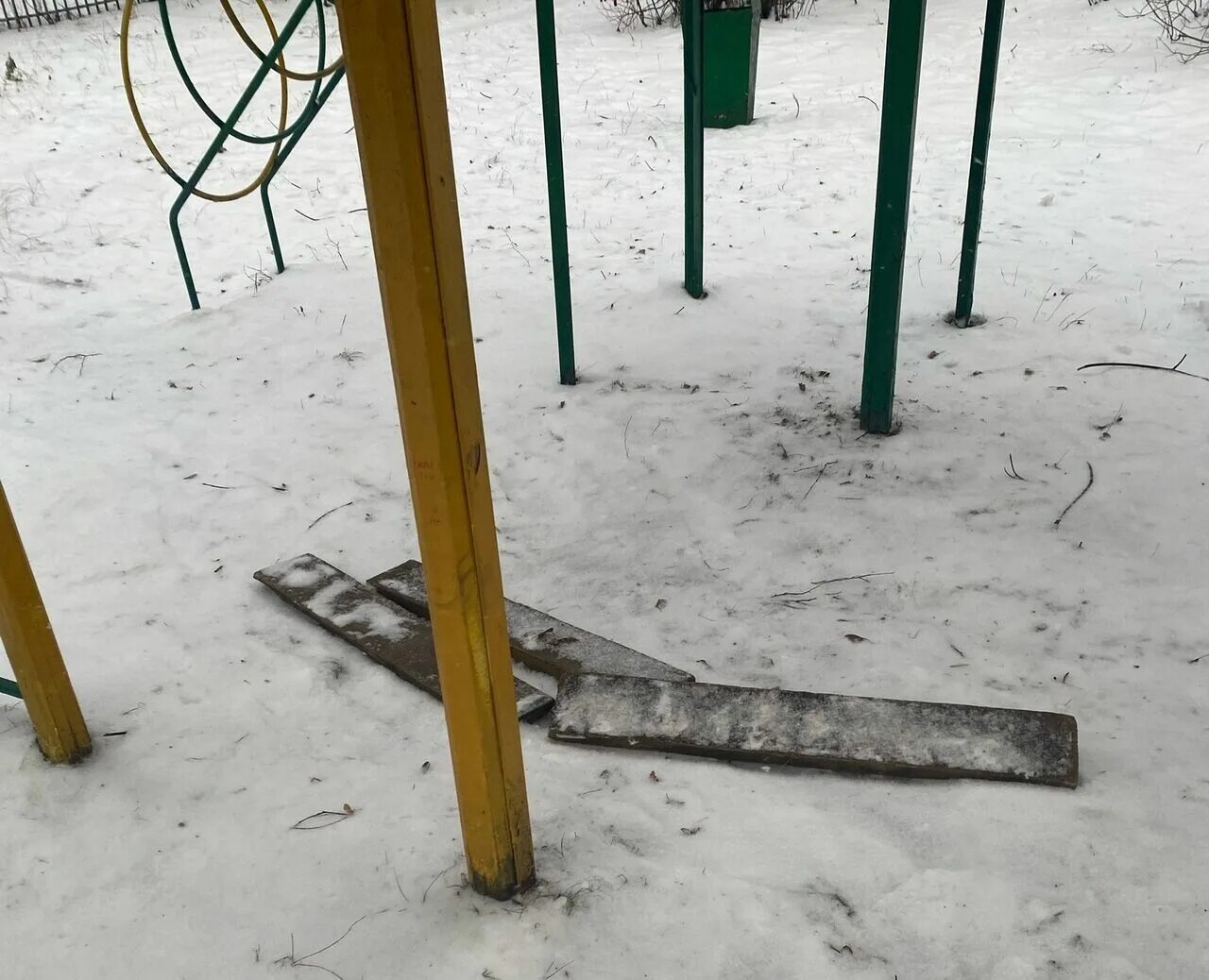 Сломанную горку