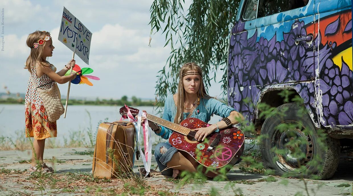 Хиппи призывавший к миру. Хиппи 60-е. стиль хиппи группами. хиппи стиль 60-е. хиппи 1974.