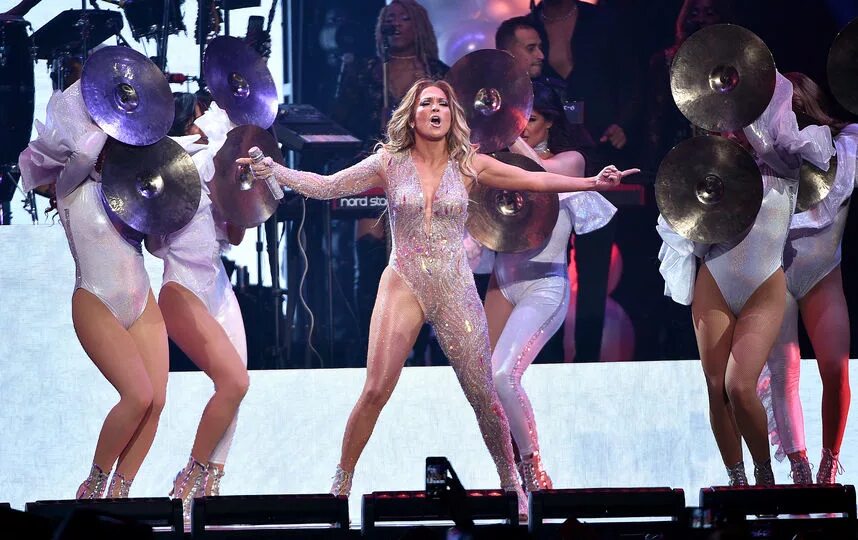 Во время выступлений показывая. Концерт 9 мая россия. Фигуристки из южной кореи. Madonna упала со сцены. Во время выступлений показывая.