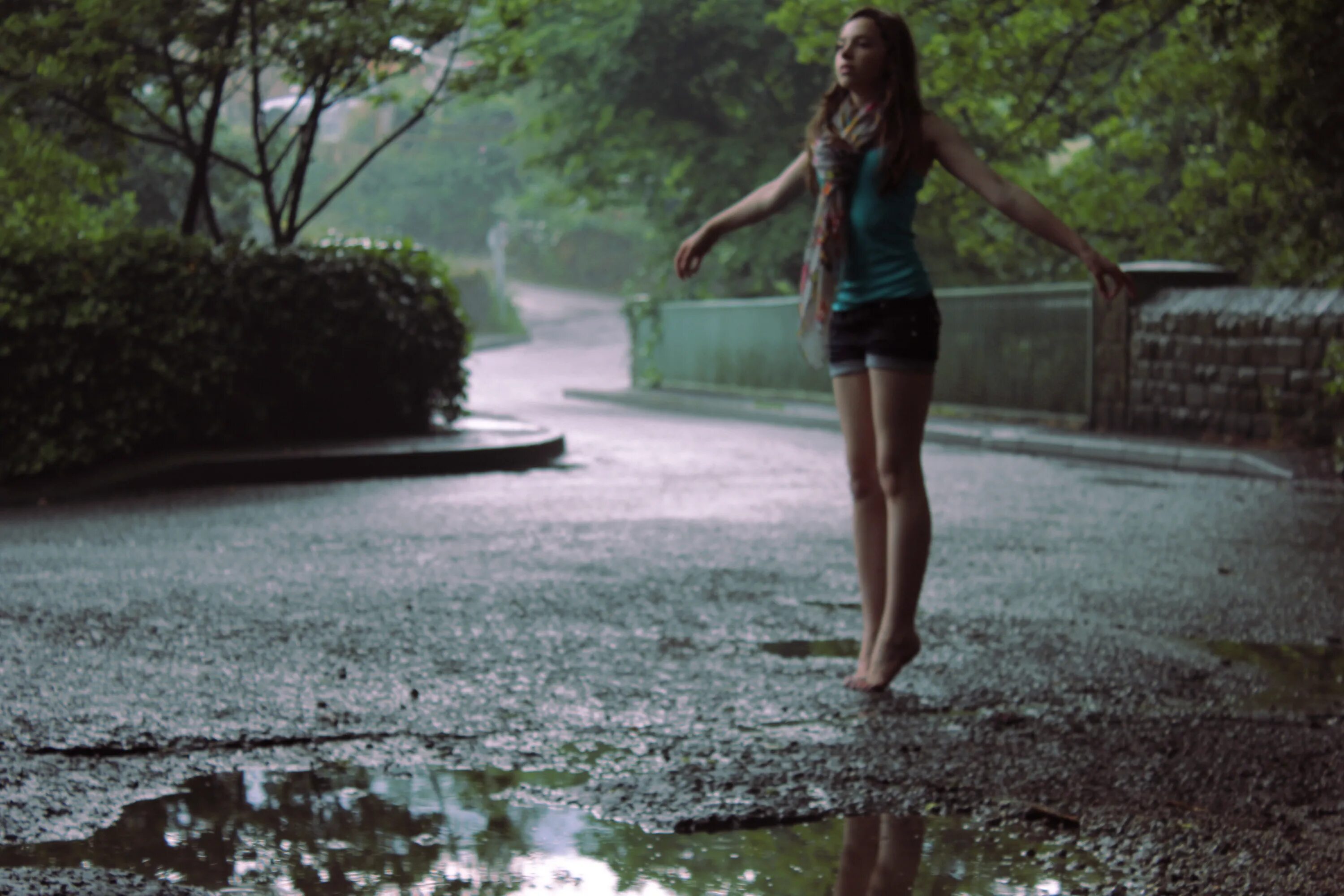 Девушка под дождем. Девушка босиком. Босиком по дождю. Босиком под дождем. Кустурицы шагаешь босиком по улице