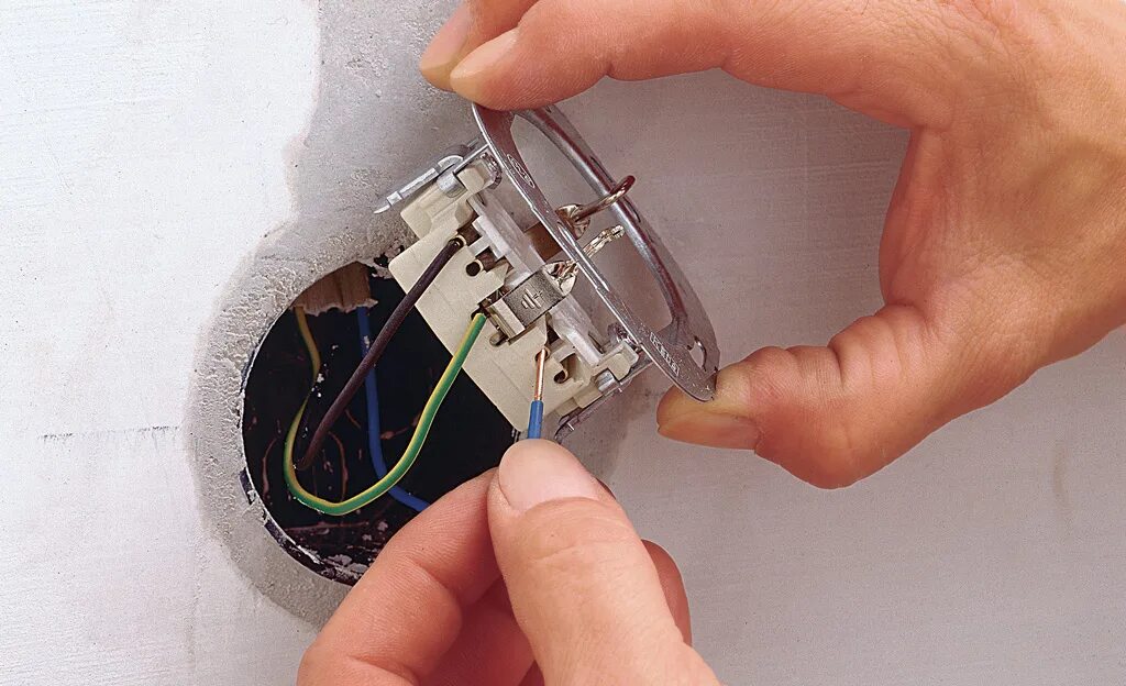 Винты для крепления розетки к подрозетнику. Замена двойной розетки в квартире. Поменять двойную розетку самому. Демонтаж старой розетки. Демонтаж старой розетки.