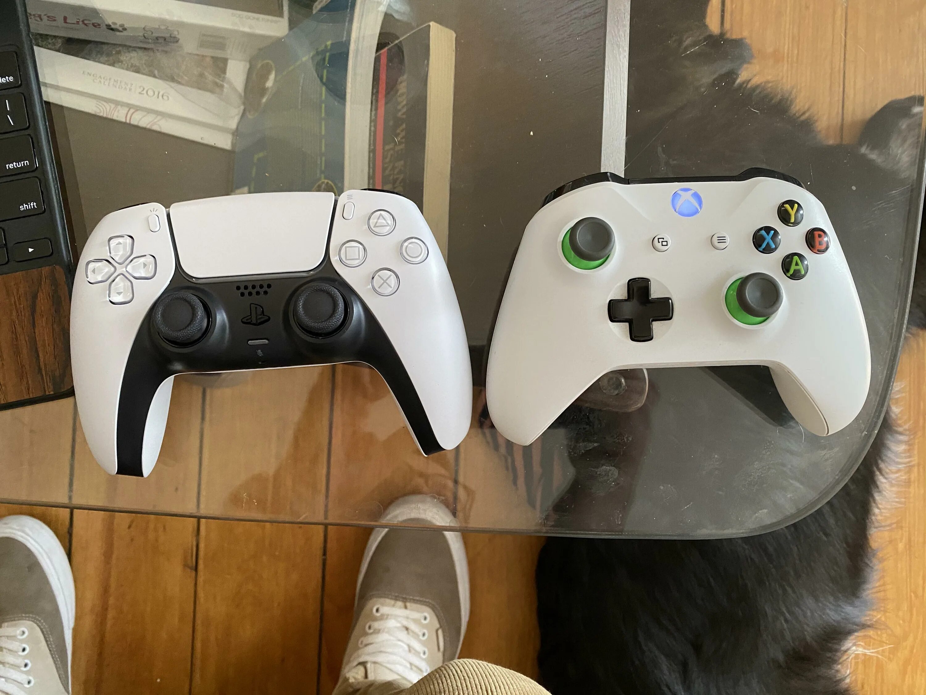 Чем лучше xbox one x. Джойстик ps5 xbox. xbox 360 vs xbox one gamepad. геймпад xbox series x vs ps 5. controller playstation 5.