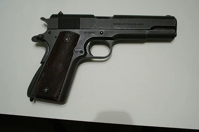 Colt r. Colt m1911. colt 1911. браунинг м1911. кольт 1911 1908 года.