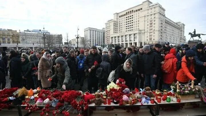 Список погибших в торговом центре. Зимняя вишня Кемерово траур. Манежная площадь Кемерово зимняя вишня. Пожар в Кемерово в ТЦ зимняя вишня.