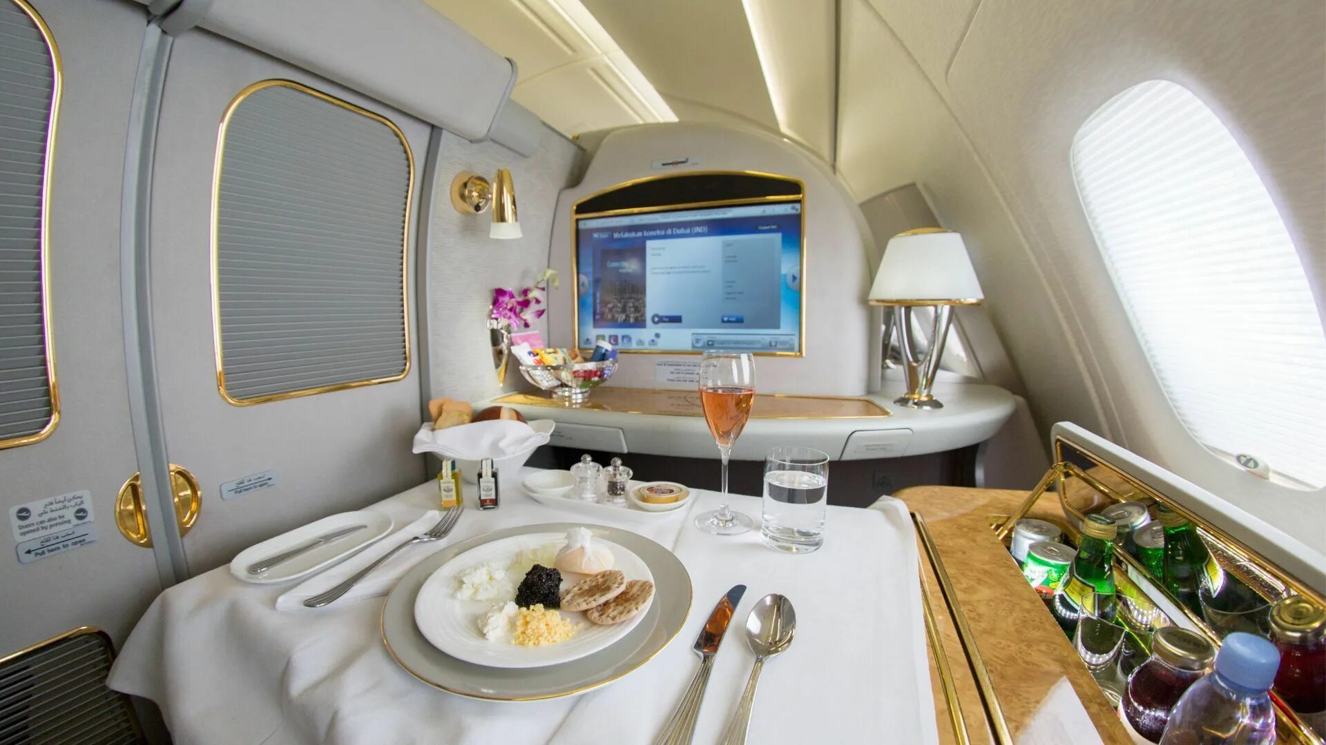 First class отзывы. Первый класс Эмирейтс а380. Airbus a380 первый класс. Airbus a380 внутри. Airbus a380 Emirates первый класс.