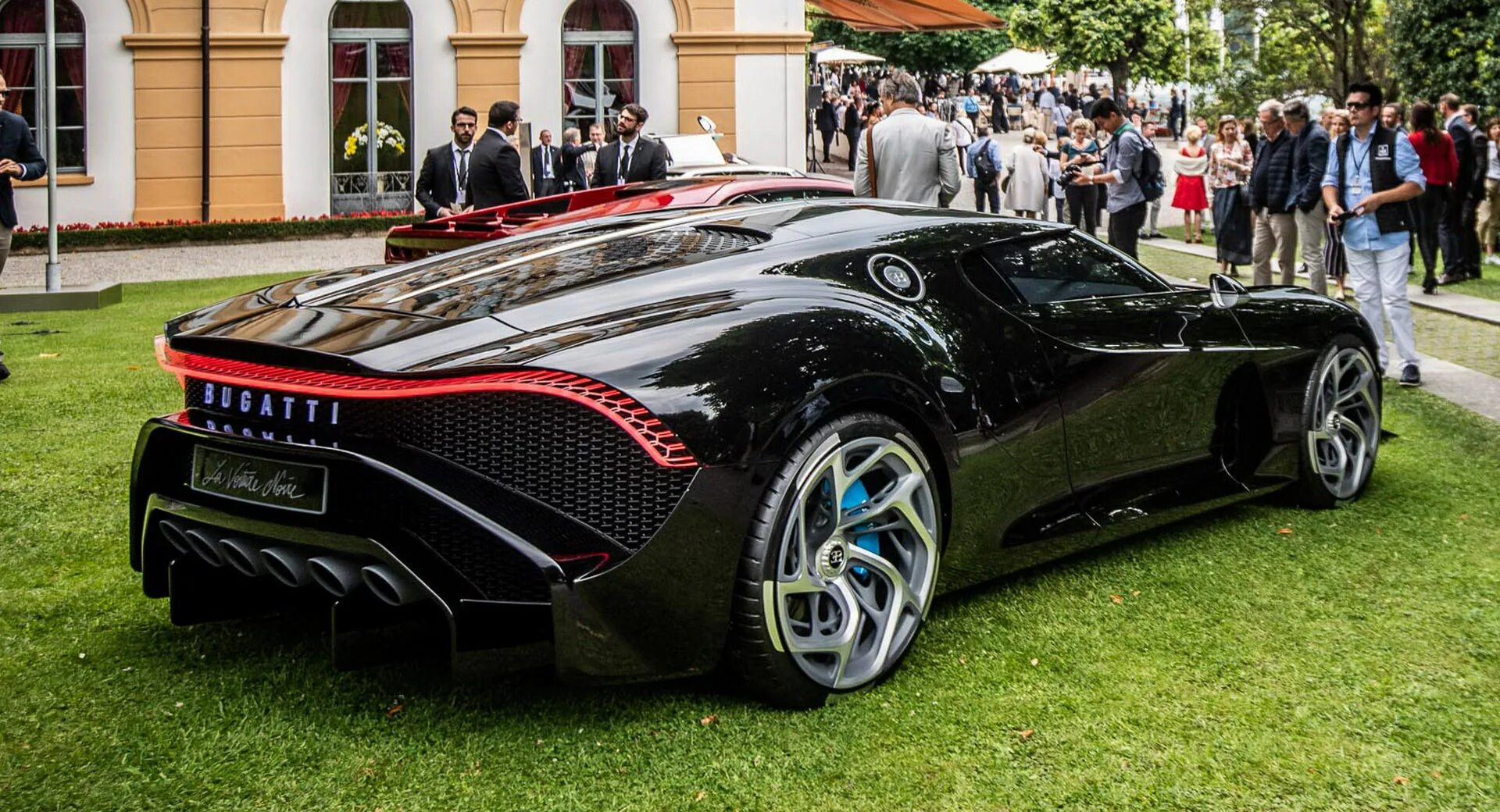 Bugatti la noire цена. Бугатти Ноир. Бугатти лавайтур. Бугатти вуатюр Нуар. Бугатти ла Вейрон.