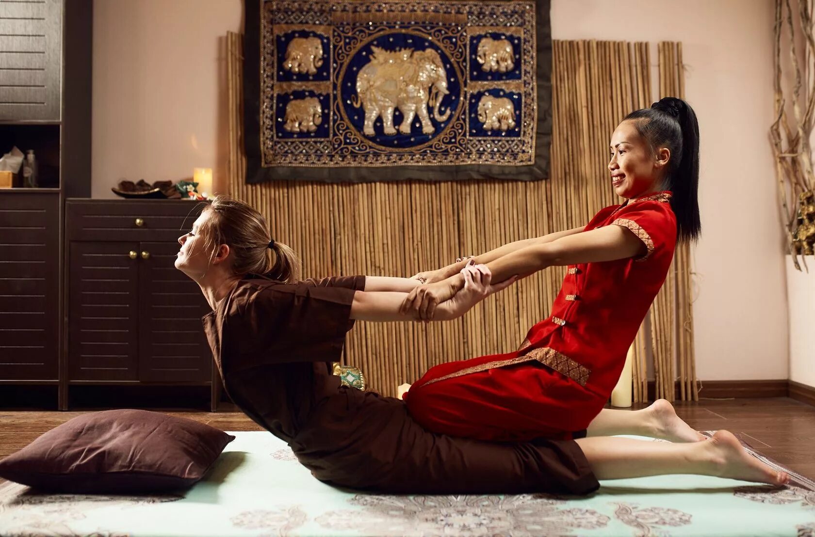 Traditional massage. Тайский массаж. Традиционный тайский массаж. Тайский йога массаж. Тайских традиционый массаж.