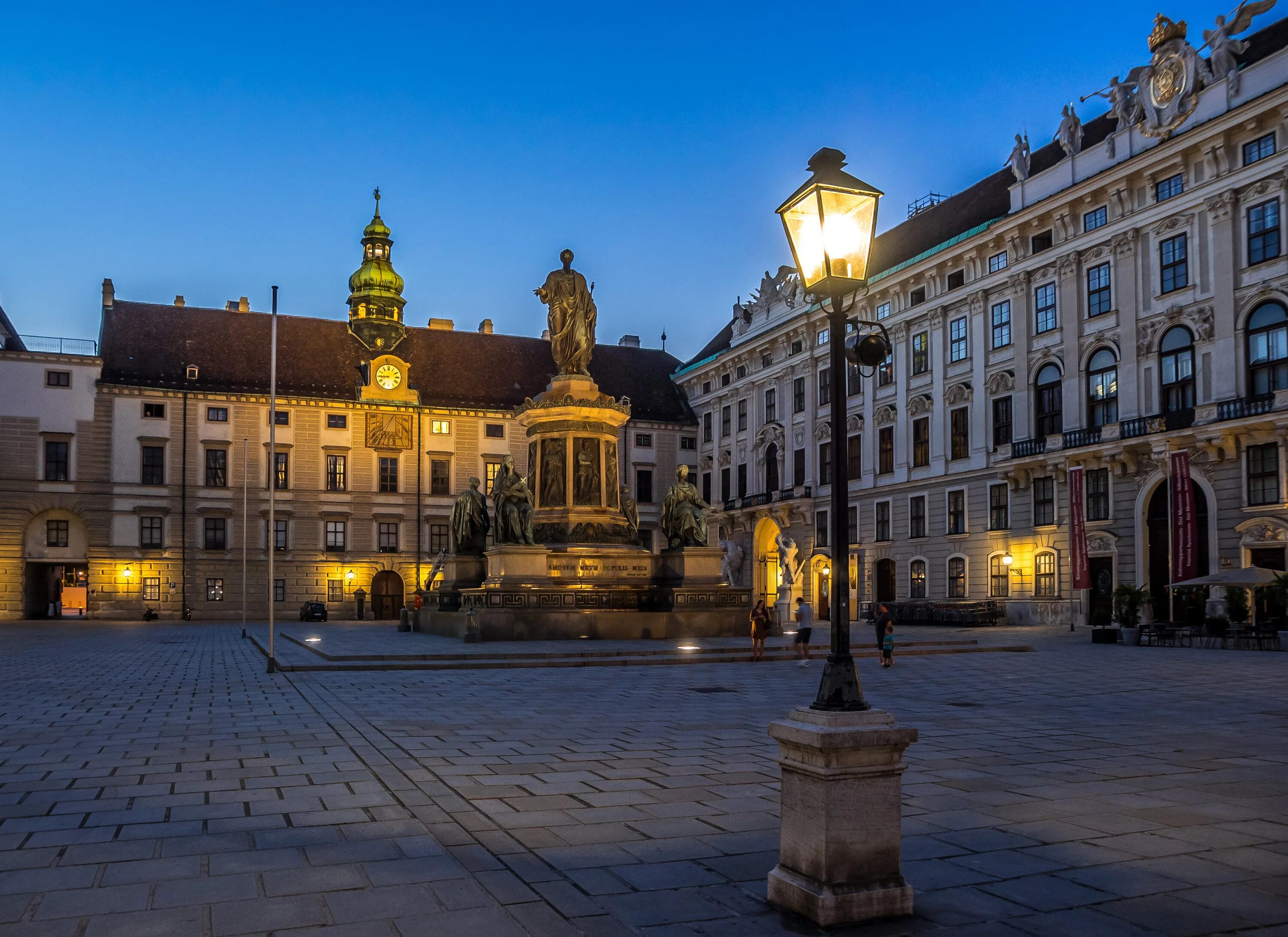 Площадь австрии. Площадь австрии. Ам хоф вена. Дворец порчиа вена. Городская площадь вена.