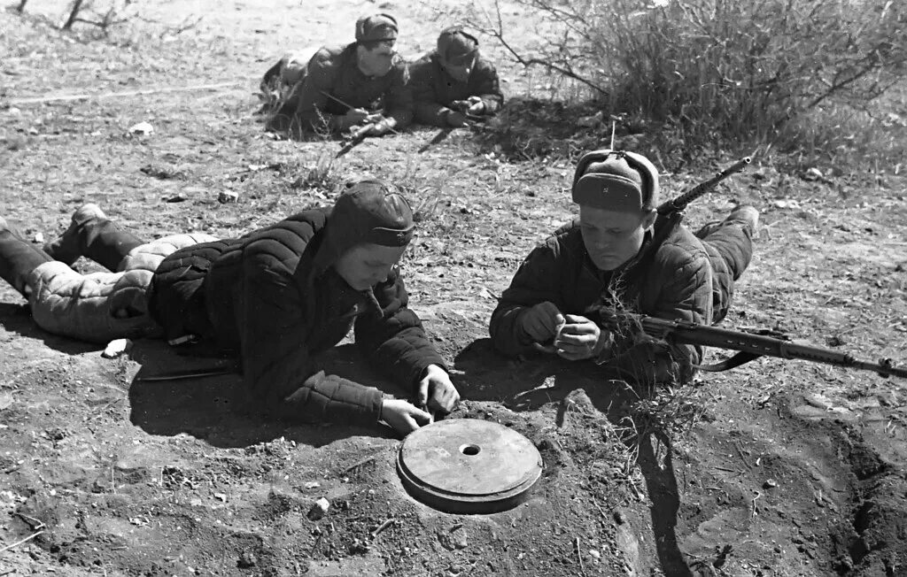 Про разведчиков 1941. Саперы на войне 1941-1945. советские саперы 1941-1942. мины вов 1941 1945. развед рота вов 1941-1945.