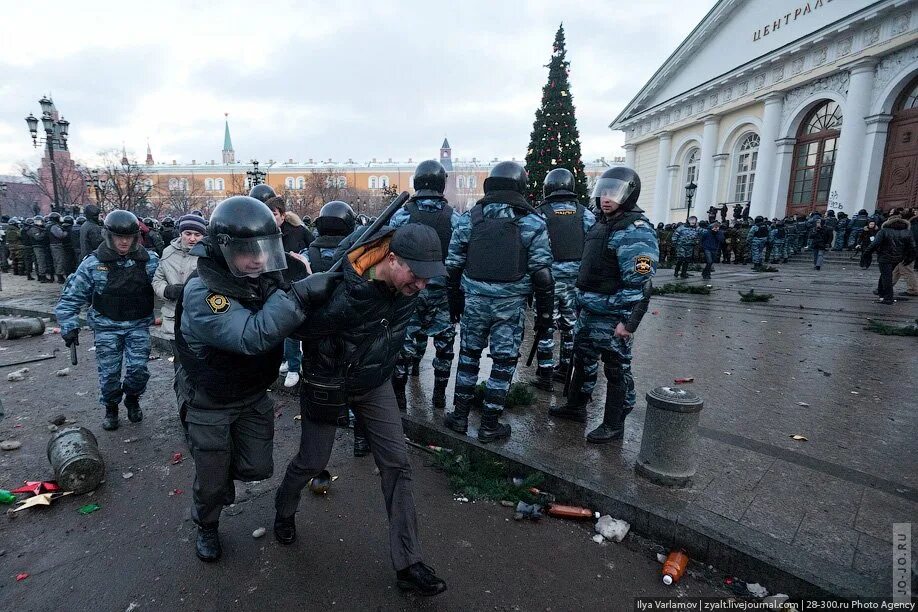 Участие в массовых беспорядках. 2010 - Массовые беспорядки в Москве на Манежной площади.. Митинг на Манежной площади 2010. Беспорядки на Манежной площади 2010. Бунт на Манежной площади 2010.