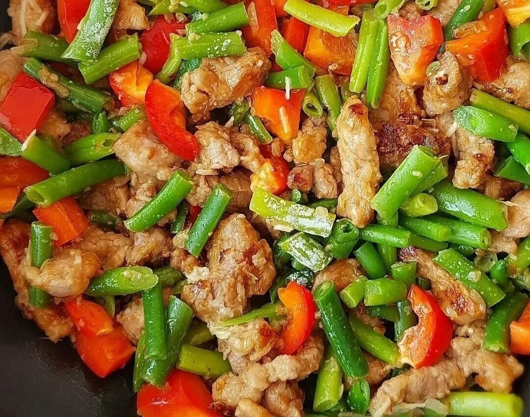 Куриное филе с перцем на сковороде. Мясо с овощами. свинина со стручковой фасолью. стручковая фасоль с мясом. свинина с овощами на сковороде.