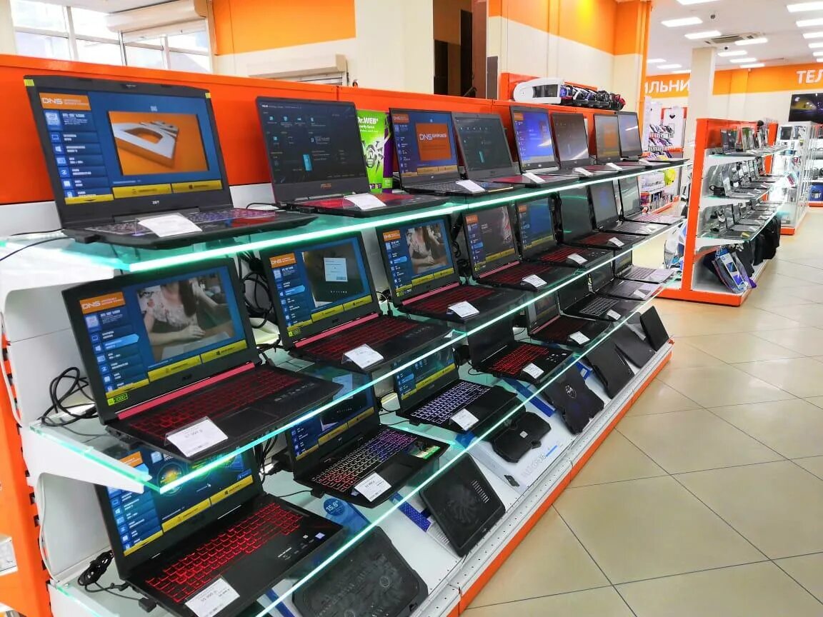 Днс на королева 14. Витрина для бытовой техники днс. Днс королев. Dns королёв. Магазин днс королев.