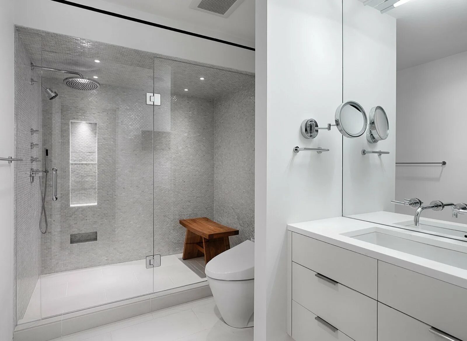 Современная душевая комната. Интерьер ванной комнаты с душем. Душевые в современном стиле. Прямоугольная ванная комната с душевой. White shower