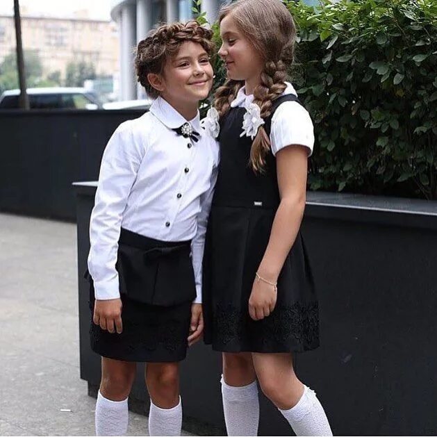 Одежда в школу. В школу в одежде сестры. Школьная форма в британском стиле. Девочка идет в школу. Papilio kids школьная форма.