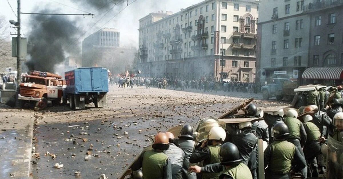 Штурм белого дома 1993. Ельцинский путч 1993. Путч в москве 1993. Белый дом штурм 1993. Танки в москве 1993.