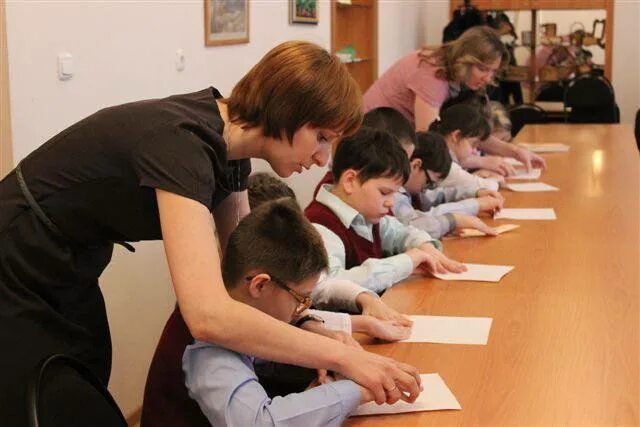 Занятия с детьми инвалидами. Младшее специальное образование. Образование во франции начальная школа. Зпр в школе. Дети с синдромом дауна в школе.