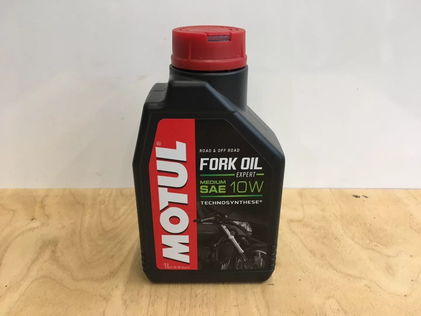 Какое масло в питбайк. Motul fork Oil 15w. Motul fork Oil Expert Medium 10w. Масло для вилки мотюль 15w. Fork Oil Expert Medium 10w.