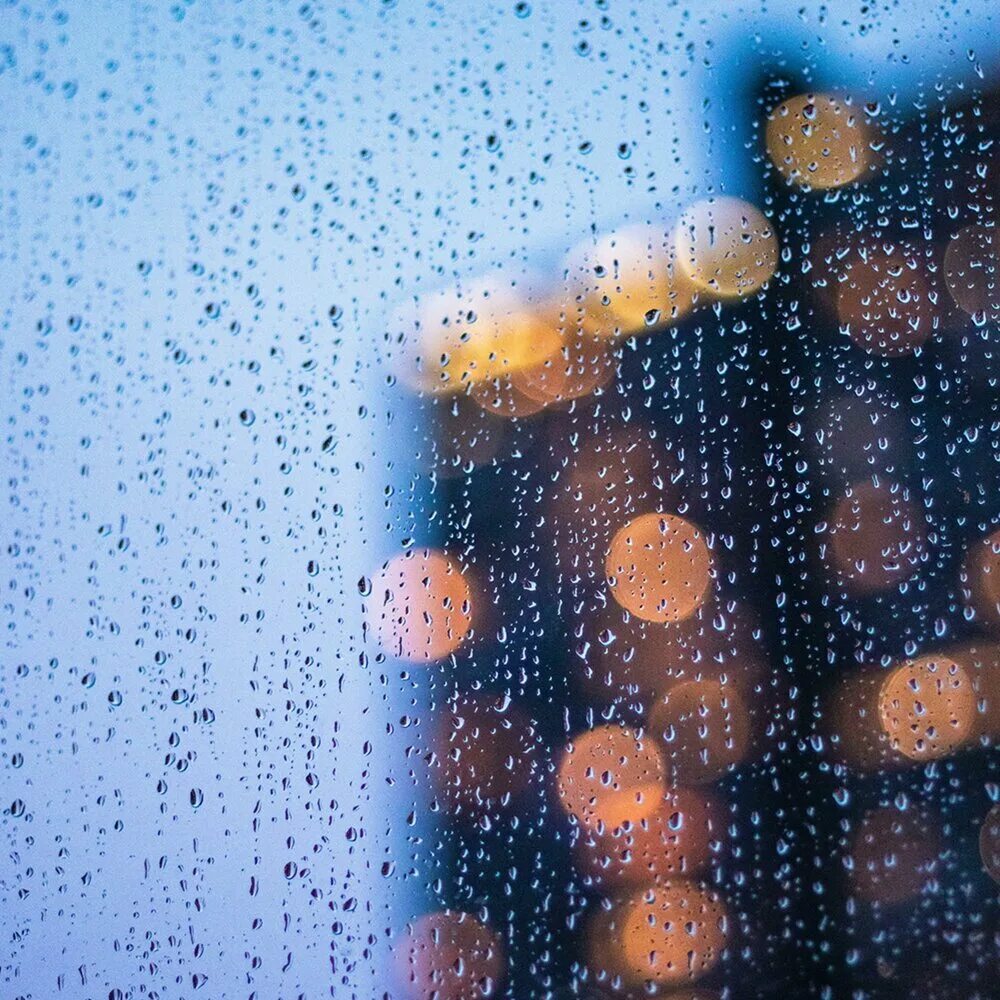 Запотевшее стекло дождь. Капли на окне. Капли дождя на окне. Запотевшее стекло. Дождь на стекле.