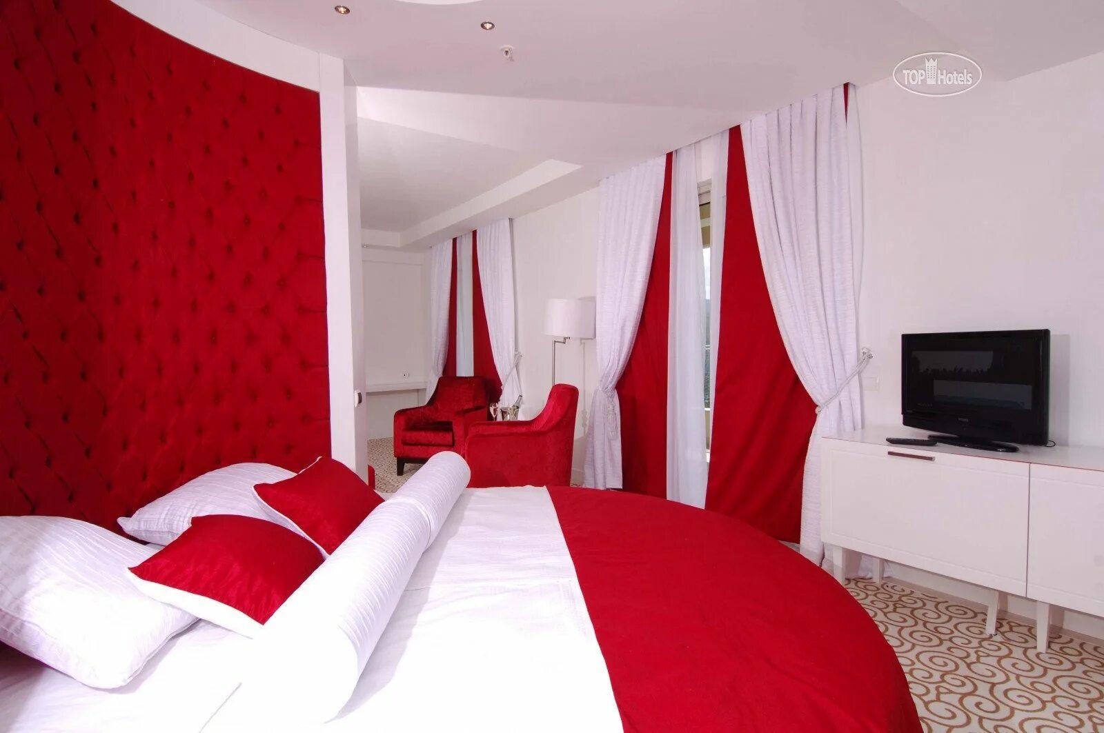 Гостиничные номера в Красном стиле. Красный номер отеля. Отель красная комната. Гостиница в Турции в Красном стиле. Номер с красным краем