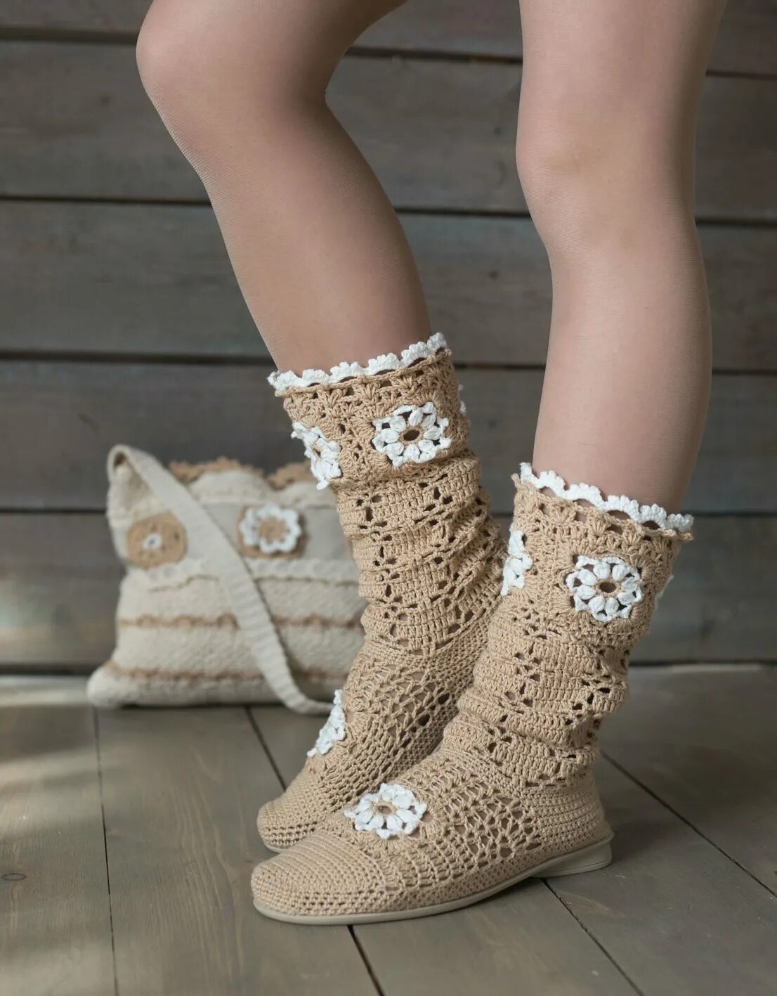 Вязаные сапожки крючком. Вязаные домашние сапожки. Вязаные сапоги. Вязаные сапоги. Вязание сапожек крючком.
