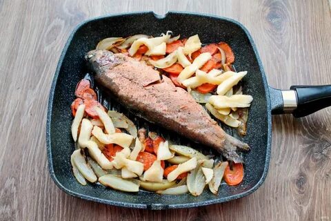 Форель тушеная с овощами