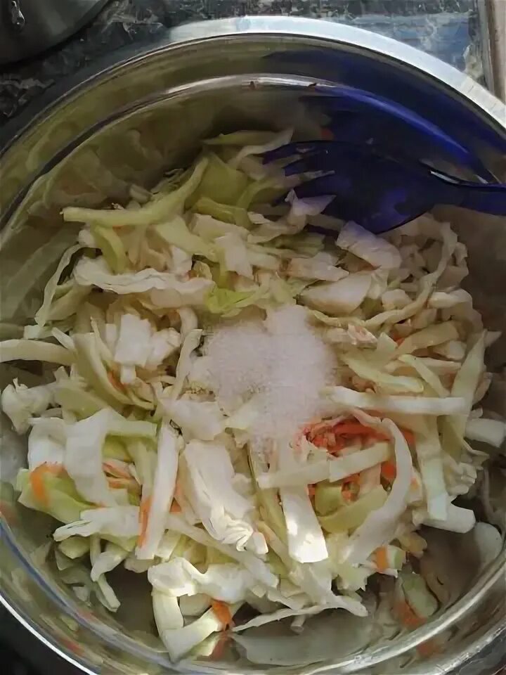 Салат капуста с морковью перцем и уксусом. Салат капуста морковь уксус сахар соль масло. салат из капусты перца и моркови с уксусом и сахаром и маслом. какой салат готовится из капусты моркови соли сахара уксуса.