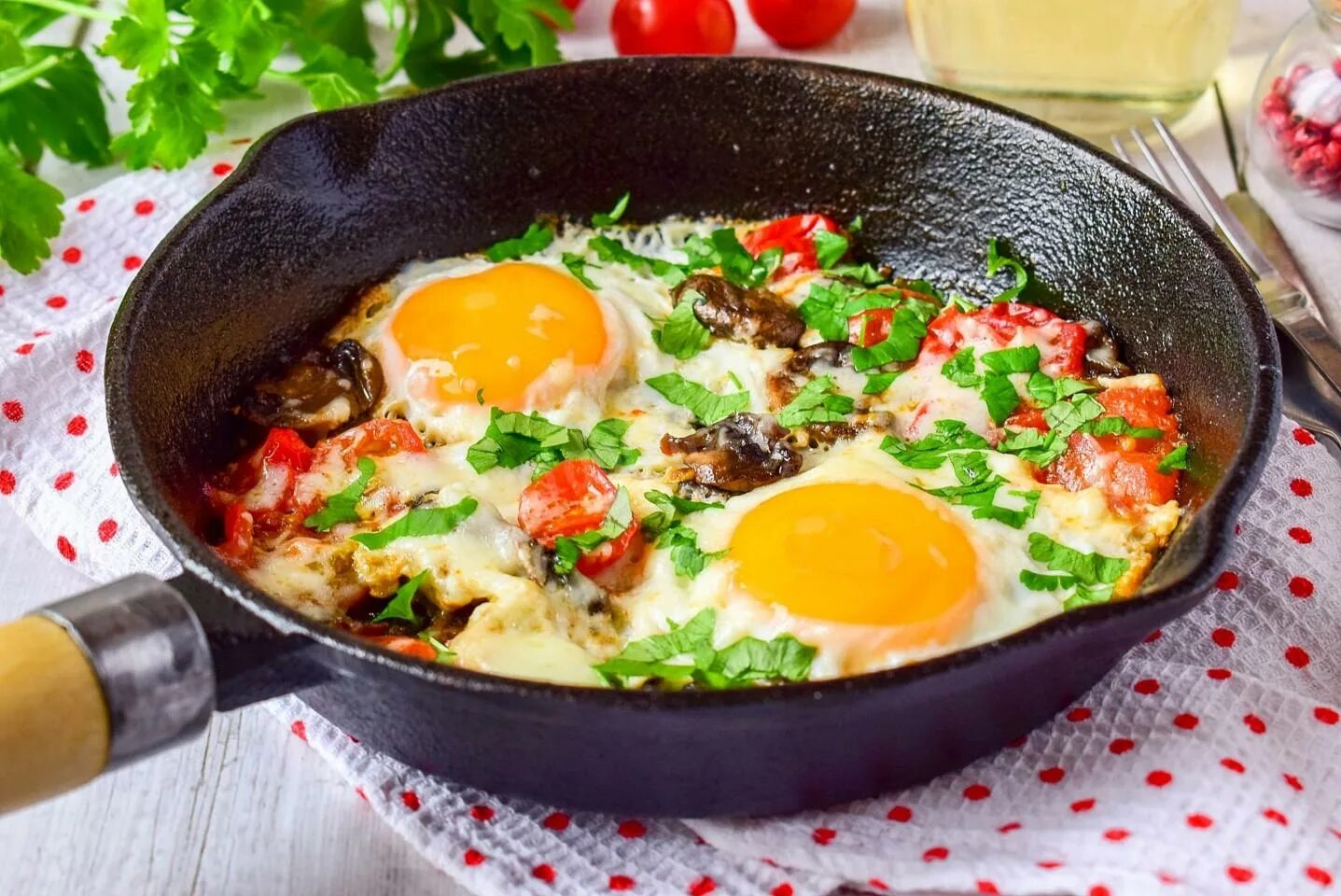 Яичница с сыром на сковороде и помидорами. Яичница с шампиньонами.