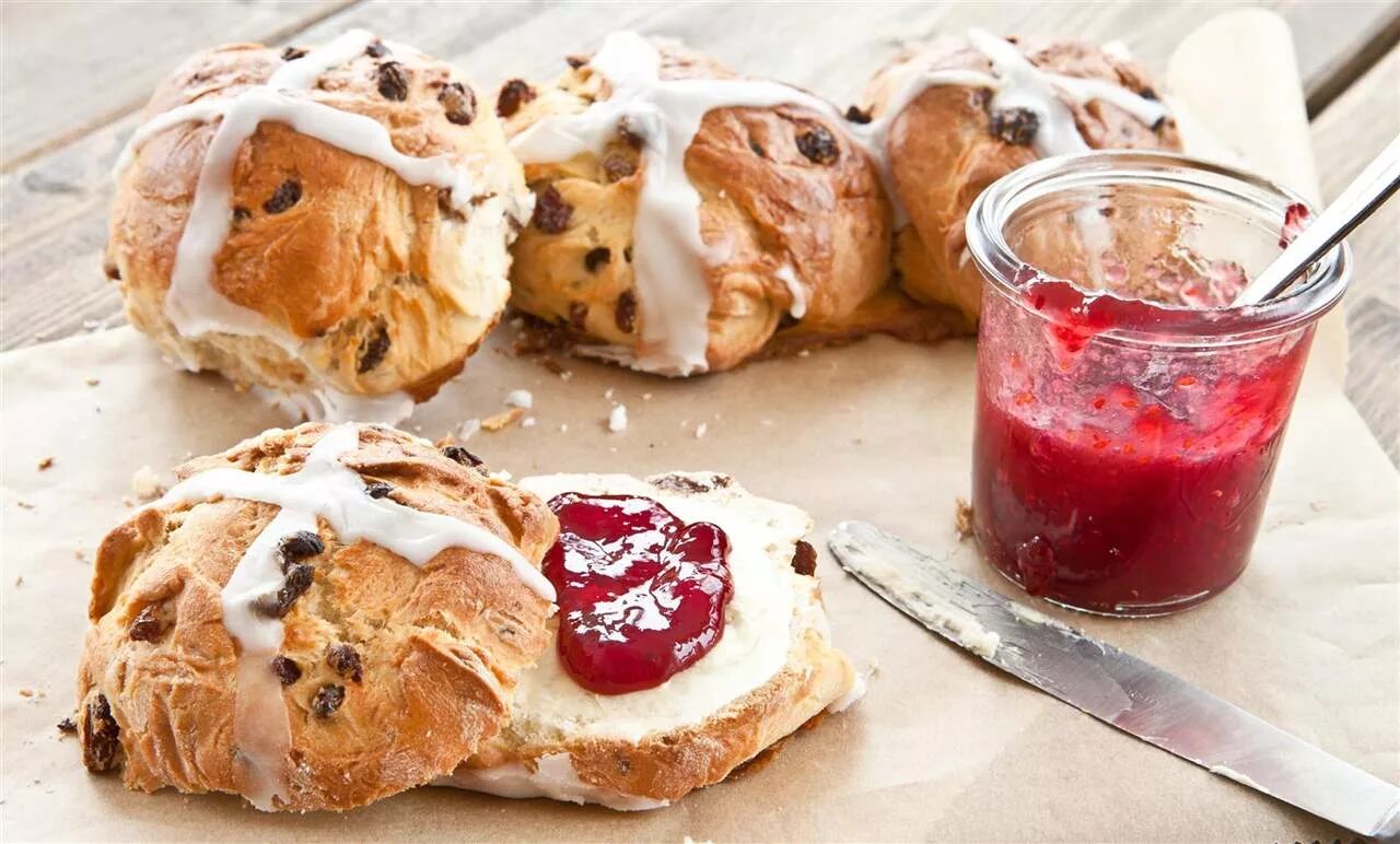Bun witth jam. Булочки с вареньем. булочки с маслом и джемом. bun-with-jam. bun with raisins cosplay.