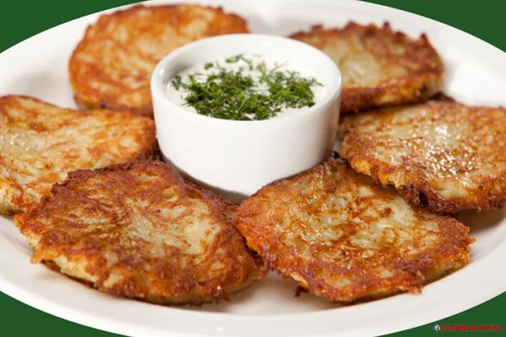 Белорусские драники картофельные. Другое название дерун. Белорусское национальное блюдо драники. Деруны украинские. Деруны.