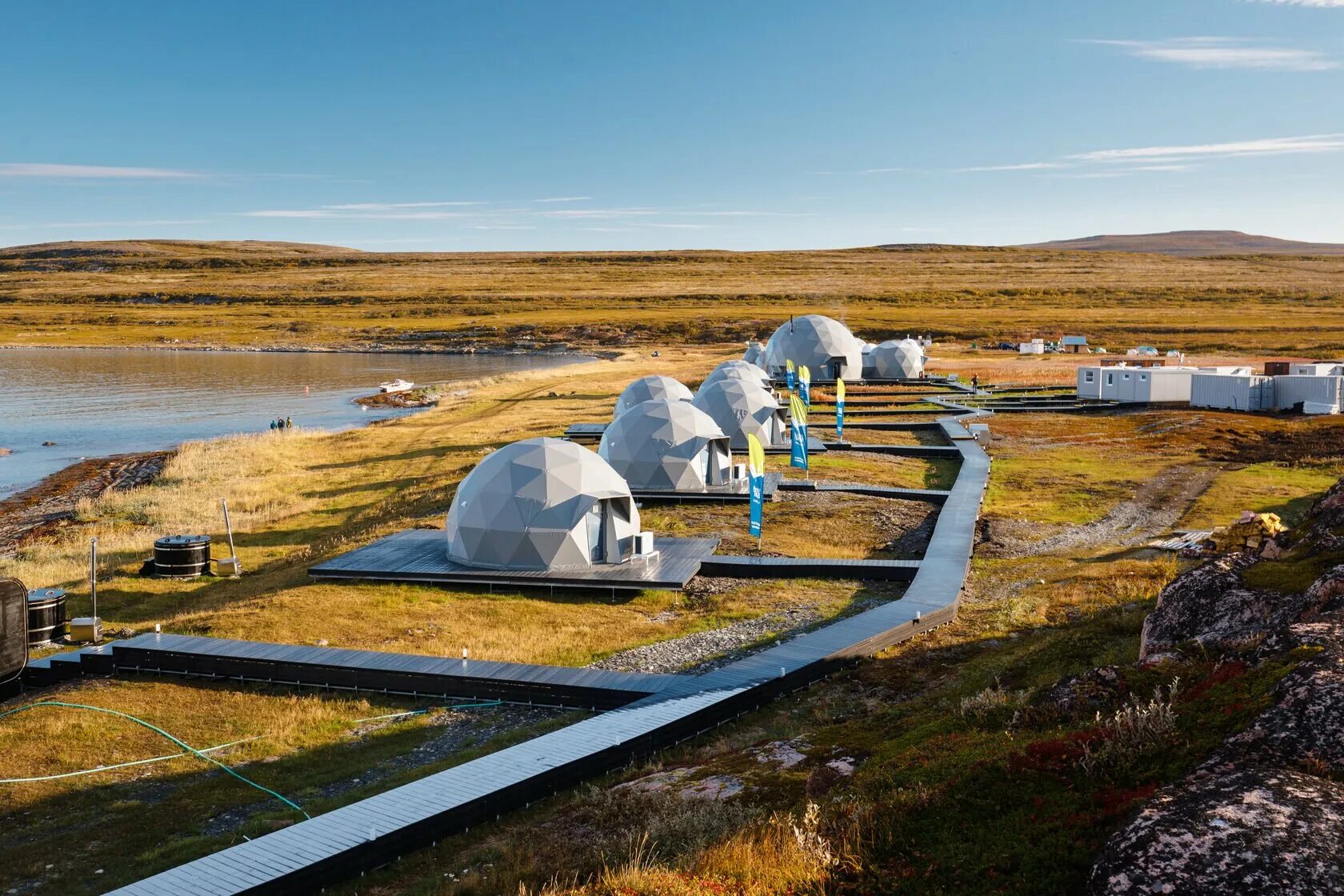 Таврида глэмпинг. Китовый мыс глэмпинг. Глэмпинг кольский полуостров. Китовый мыс глэмпинг. Глэмпинг китовый берег.