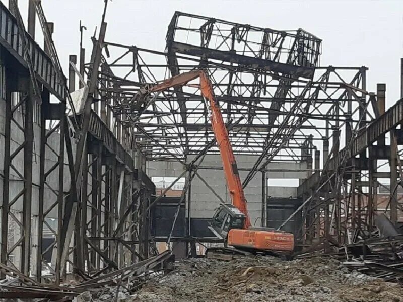 Демонтаж металлических гаражей. Демонтаж промышленных зданий. Снос гаражей. Демонтаж промышленных зданий. Демонтаж гаража.