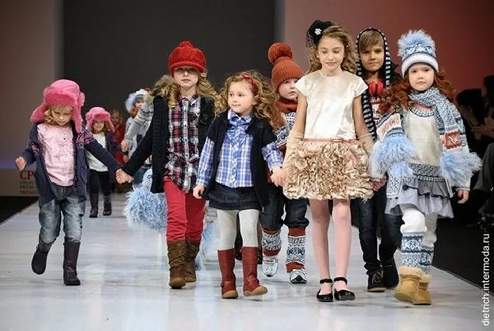 Fendi kids spring summer 2017 stripes - fannice kids fashion. Скандальная детская мода для девочек. Модные детские платья. Дети в красивой одежде. Модные дети.